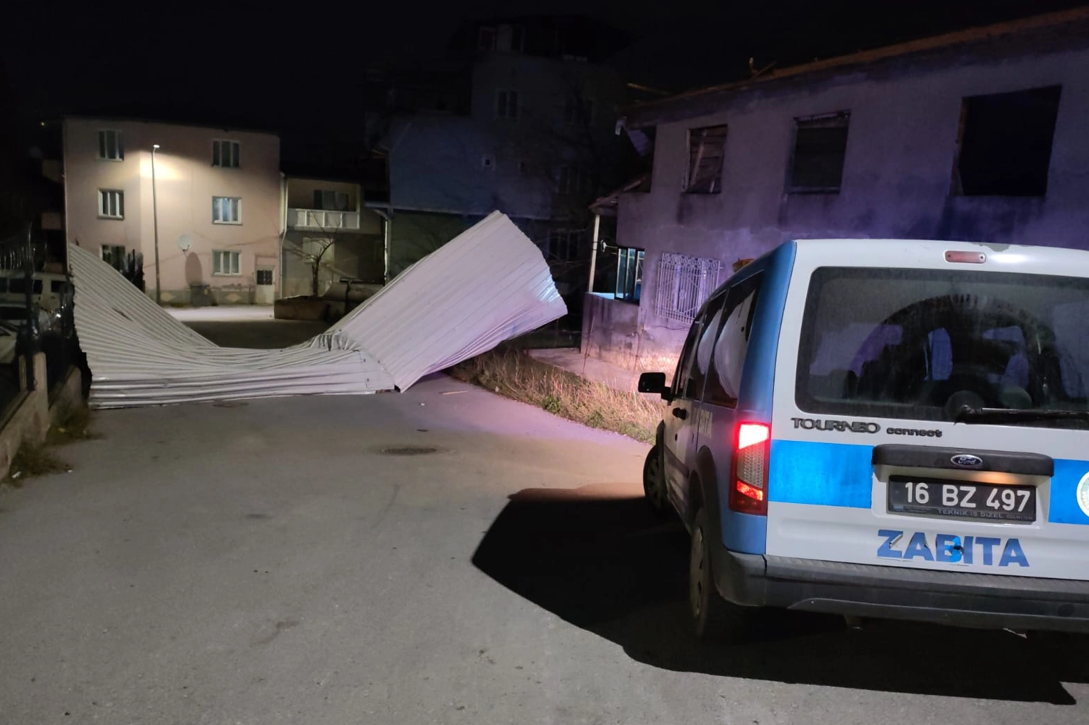 Bursa'da şiddetli r&uuml;zgara karşı B&uuml;y&uuml;kşehir teyakkuzda