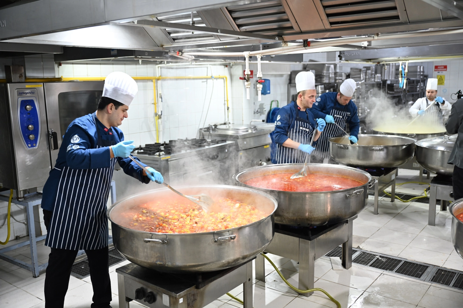 Bursa'da dayanışmanın mutfağı her ge&ccedil;en g&uuml;n b&uuml;y&uuml;yor