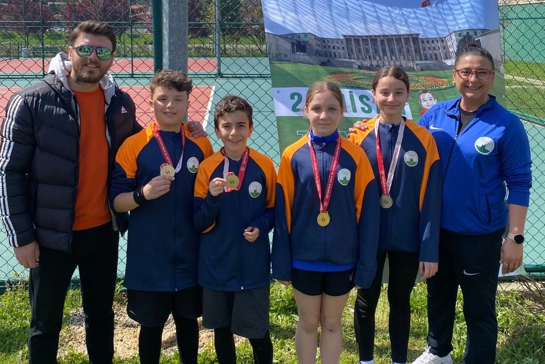 Osmangazi’nin genç raketleri kortta yıldızlaştı