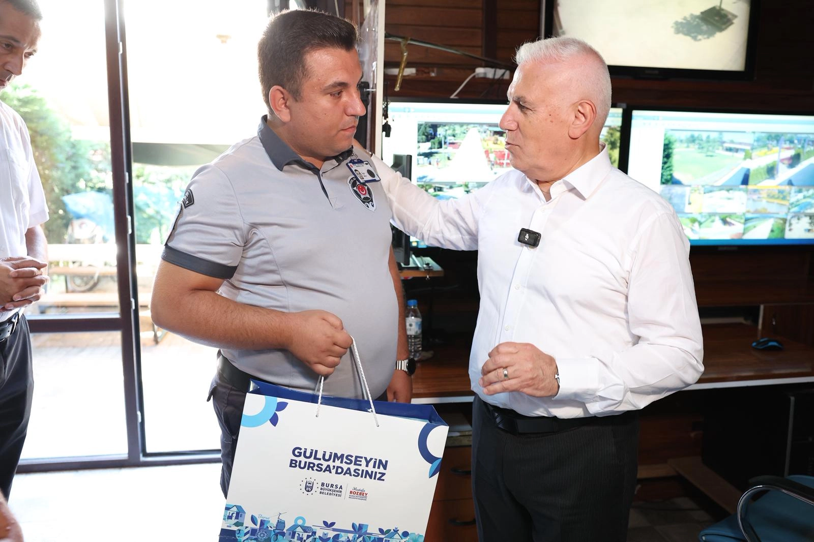 Bursa'da kahraman güvenlik görevlisine Başkan Bozbey’den tebrik