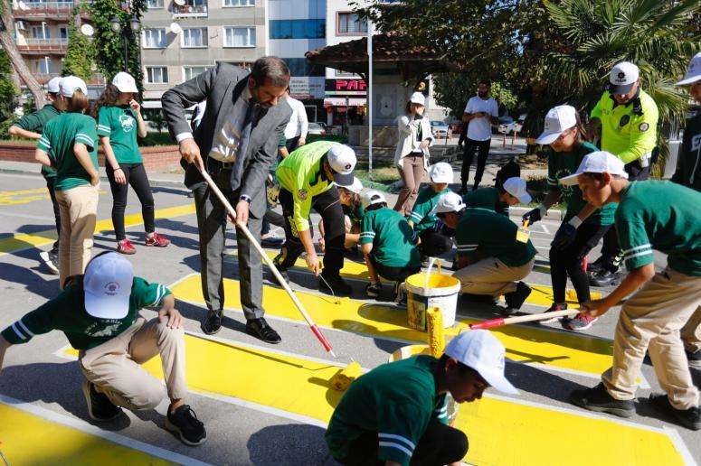 Gürsulu öğrenciler yolları boyadılar