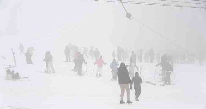 Uludağ’da yoğun sise rağmen pistler doldu 
