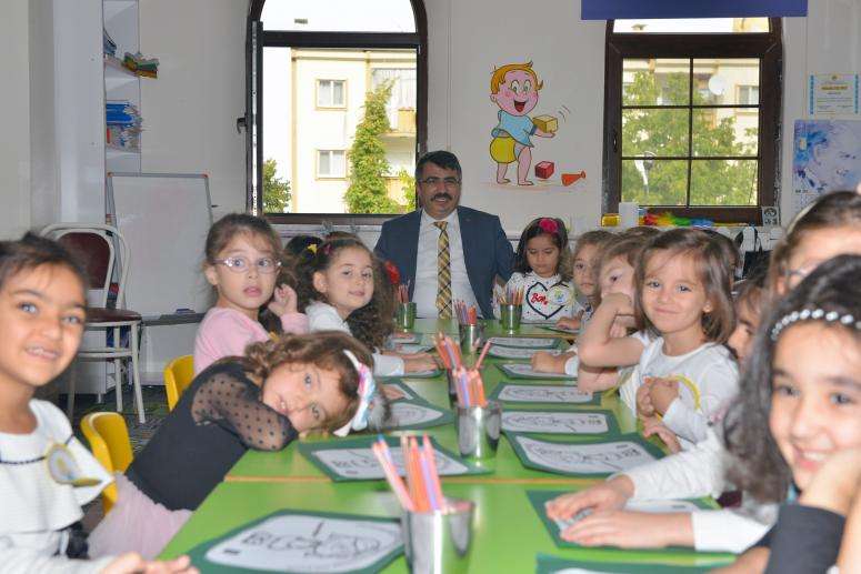 Oktay Yılmaz'dan kız çocuklarına anlamlı ziyaret